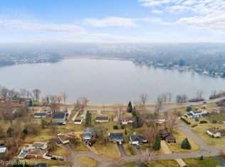 7594 Woodside Pl, Waterford, MI 48327