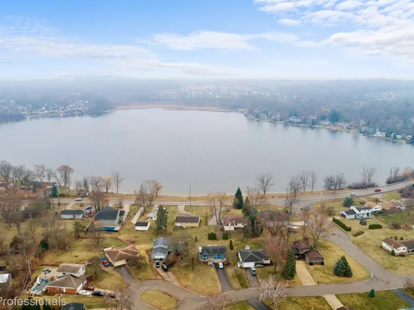 7594 Woodside Pl, Waterford, MI 48327