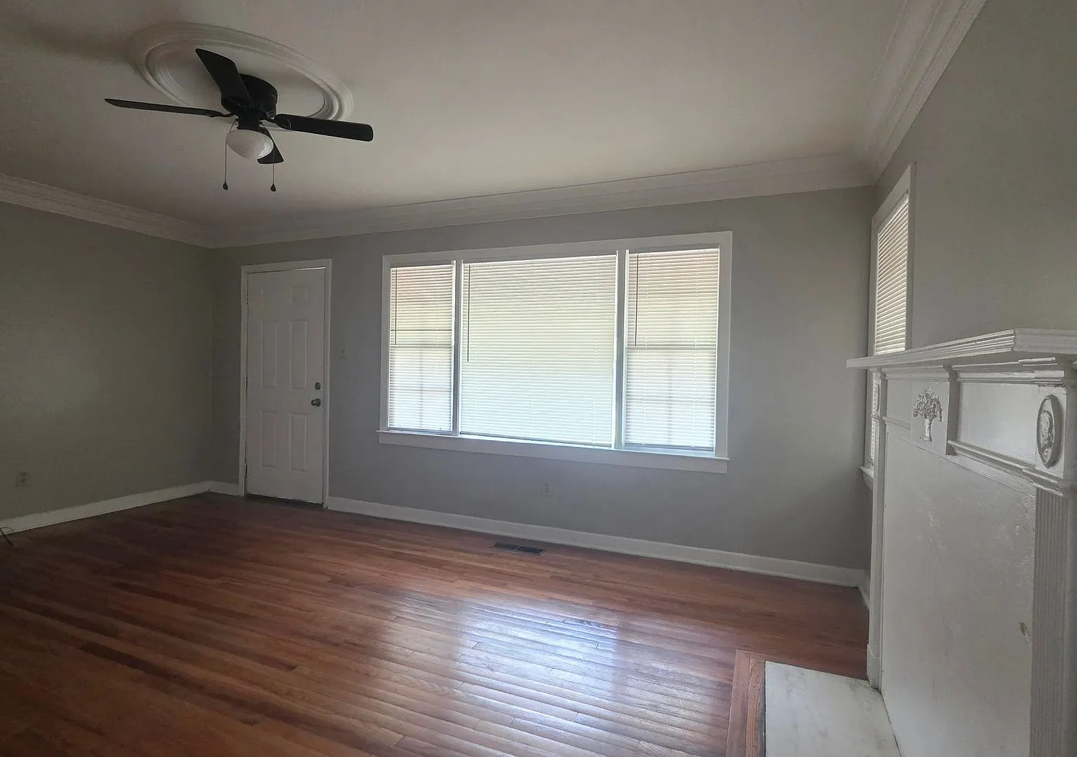 Nice Brick Home With Fenced Yard — Photo 2