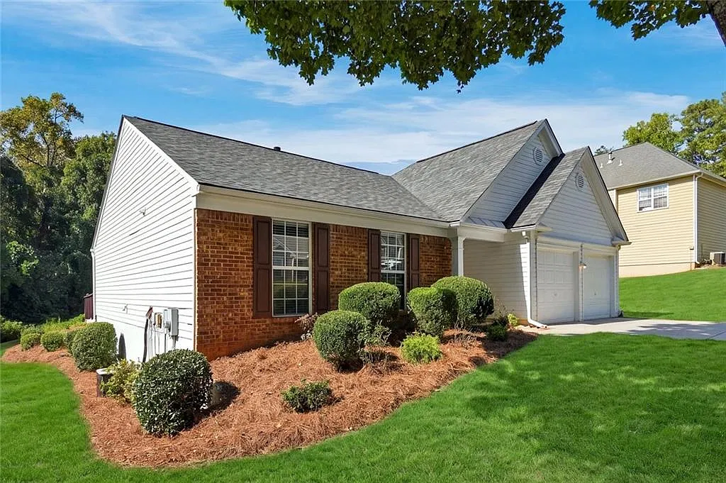 3 bed, 2.0 bath, 1375 sqft, $2,200 — Photo 2