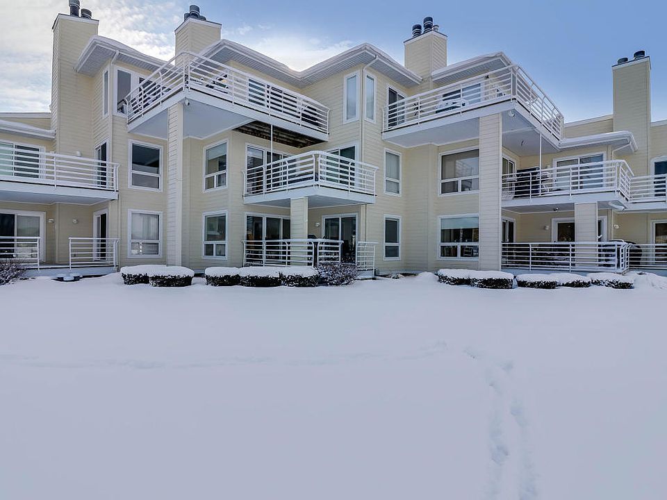 1st image of 983 Lake St #15