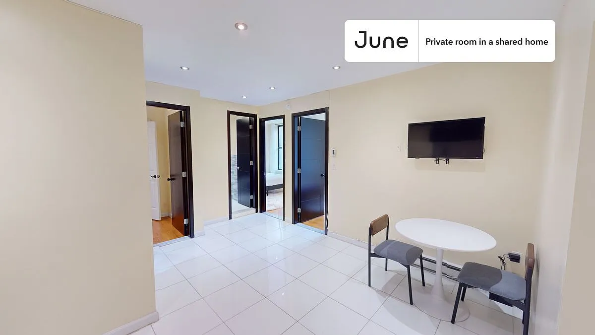 Queen bedroom in 6 bed/3 bath home in Upper West Side #1796 C — Photo 4