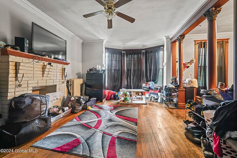 5th image of 552 Madison Avenue