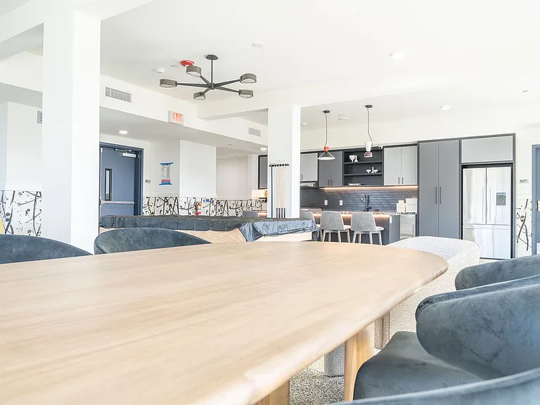 240 W Macarthur Blvd — Photo 15