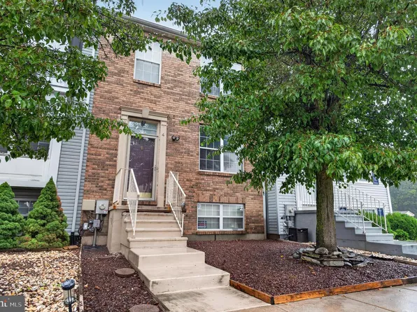 4 Versailles Ct, Newark, DE 19702