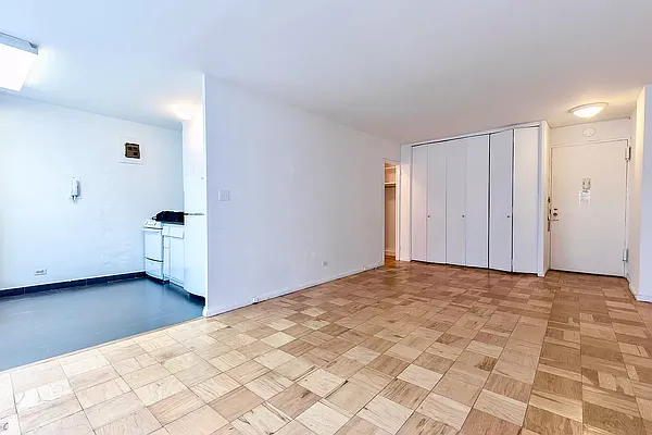 Rented by Manhattan Realty Group | media 10