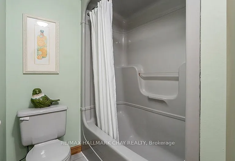 1084 Coughlin Rd W — Photo 21