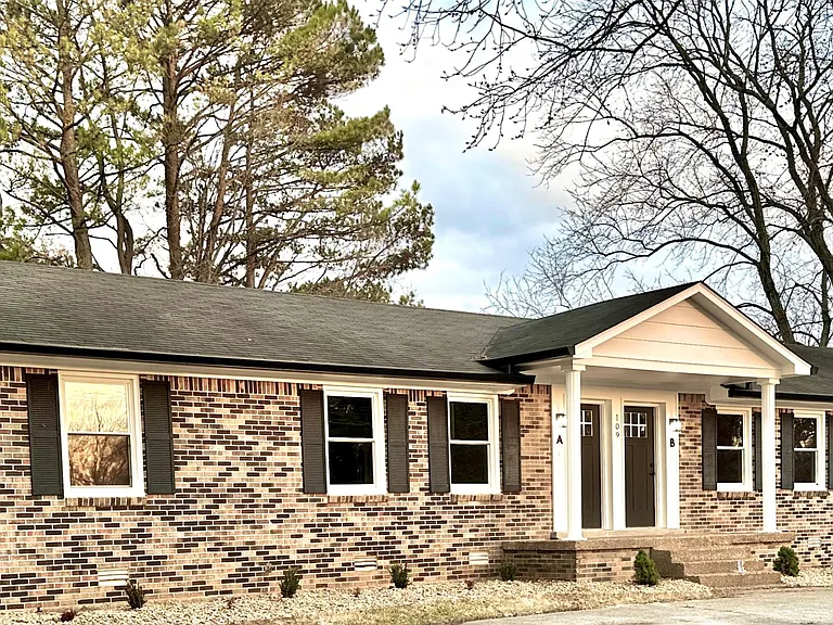 109 N Cayce Ln #B — Photo 2