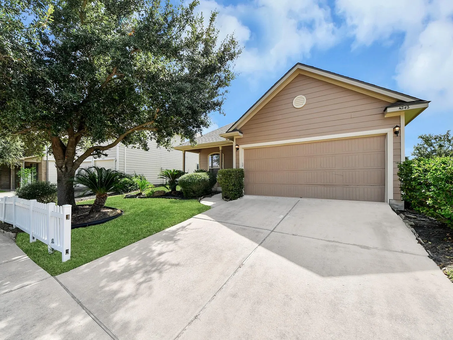 3 bed, 2.0 bath, 1572 sqft, $1,950 — Photo 2