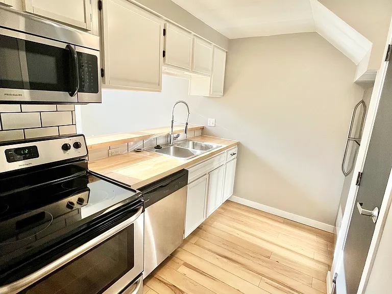 1133 W 9th Street — Photo 17