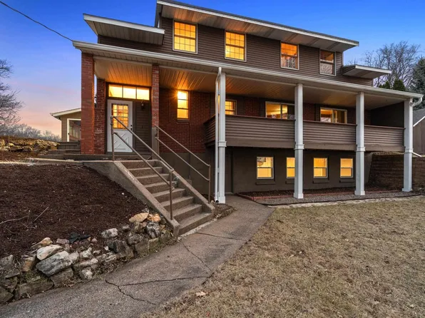 7216 Valley Dr, Bettendorf, IA 52722