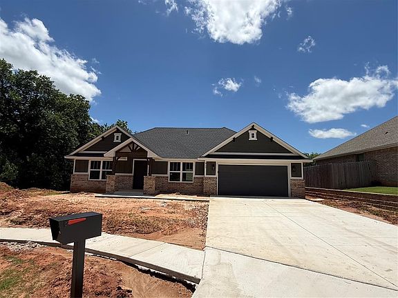 5th image of 912 Dahlia Ln