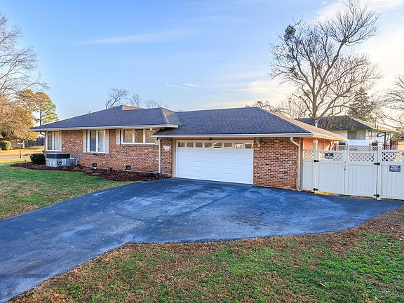 3rd image of 4404 Live Oak Ln