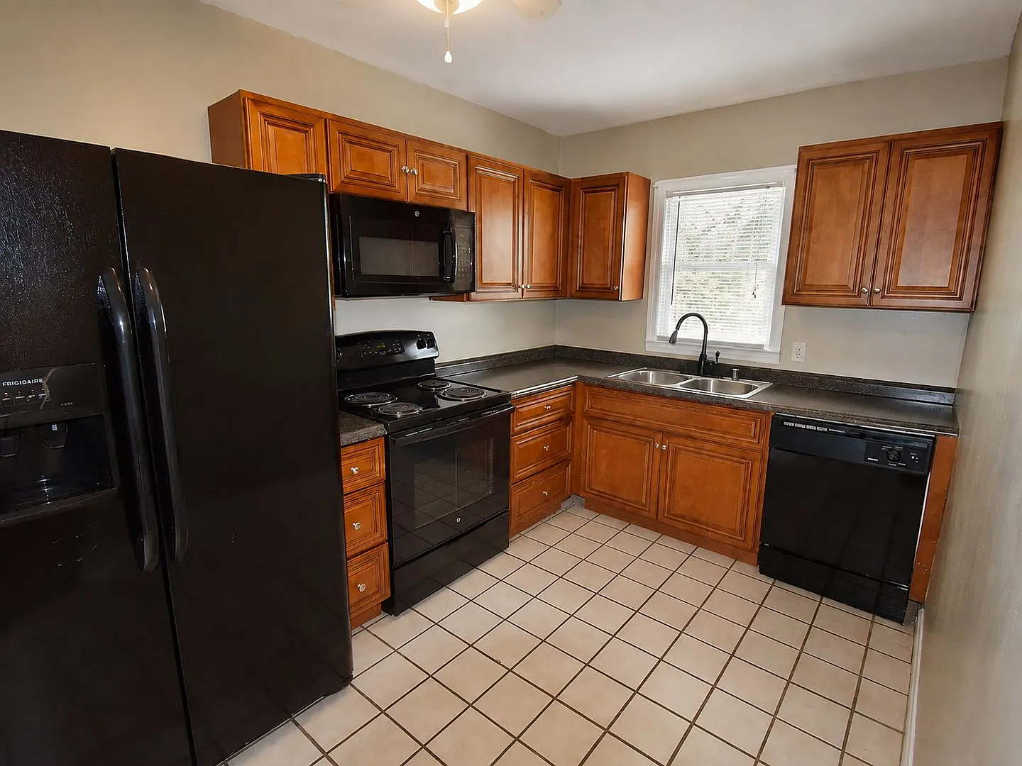 4 Bedroom Prelease for 27-28! — Photo 4