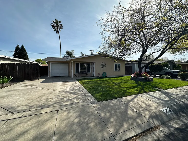 500 McKnight Ln — Photo 1