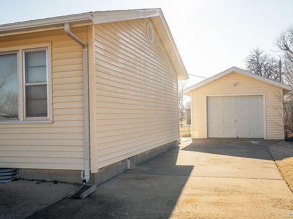 3rd image of 1415 Oak Cir