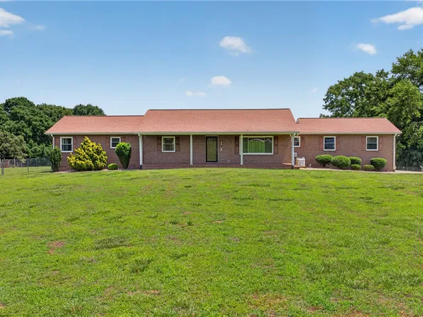 108 Cranes Crossing Dr, West Union, SC 29696
