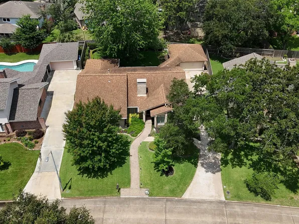 611 Forest Lake Dr, Seabrook, TX 77586