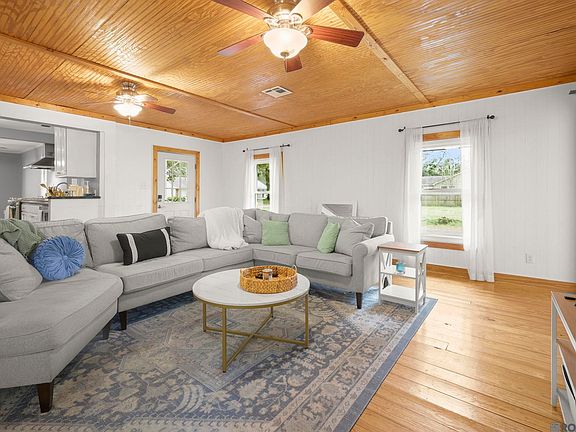 2nd image of 513 Centenary Dr