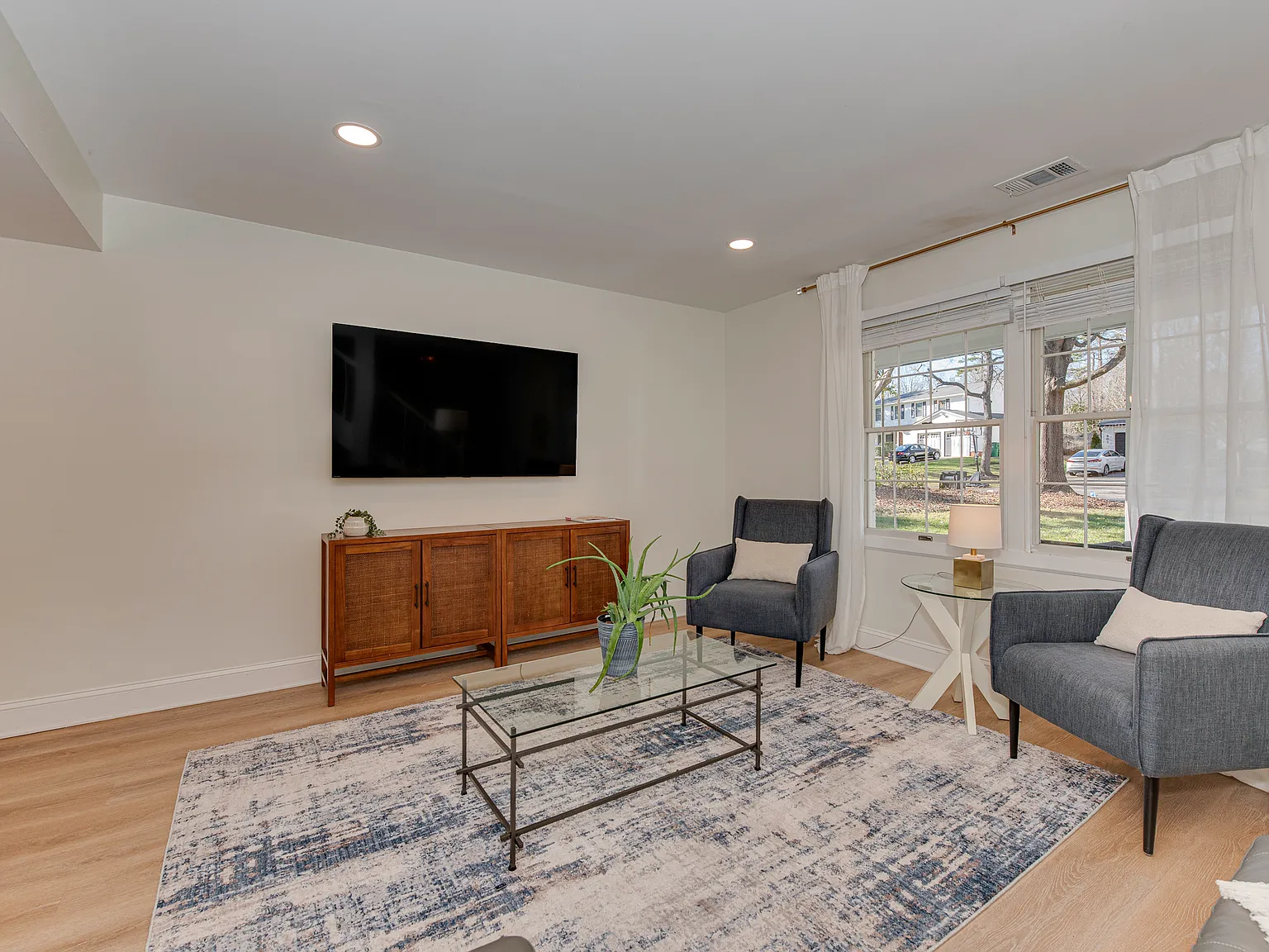 4 bed, 2.5 bath, 2082 sqft, $6,000 — Photo 4