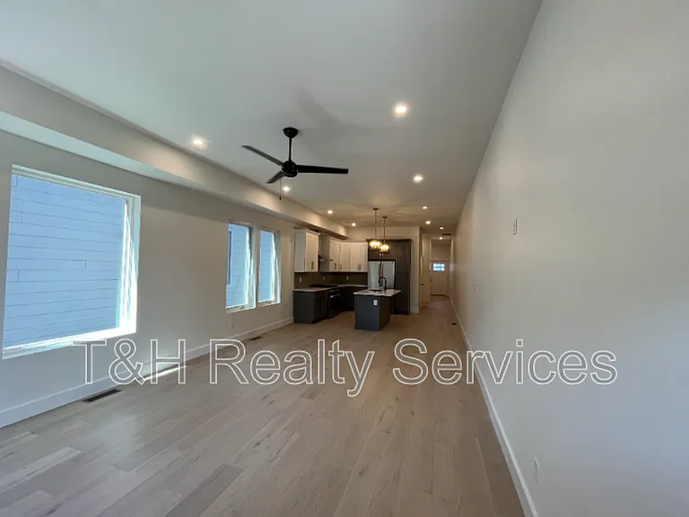930 Woodlawn Ave — Photo 5