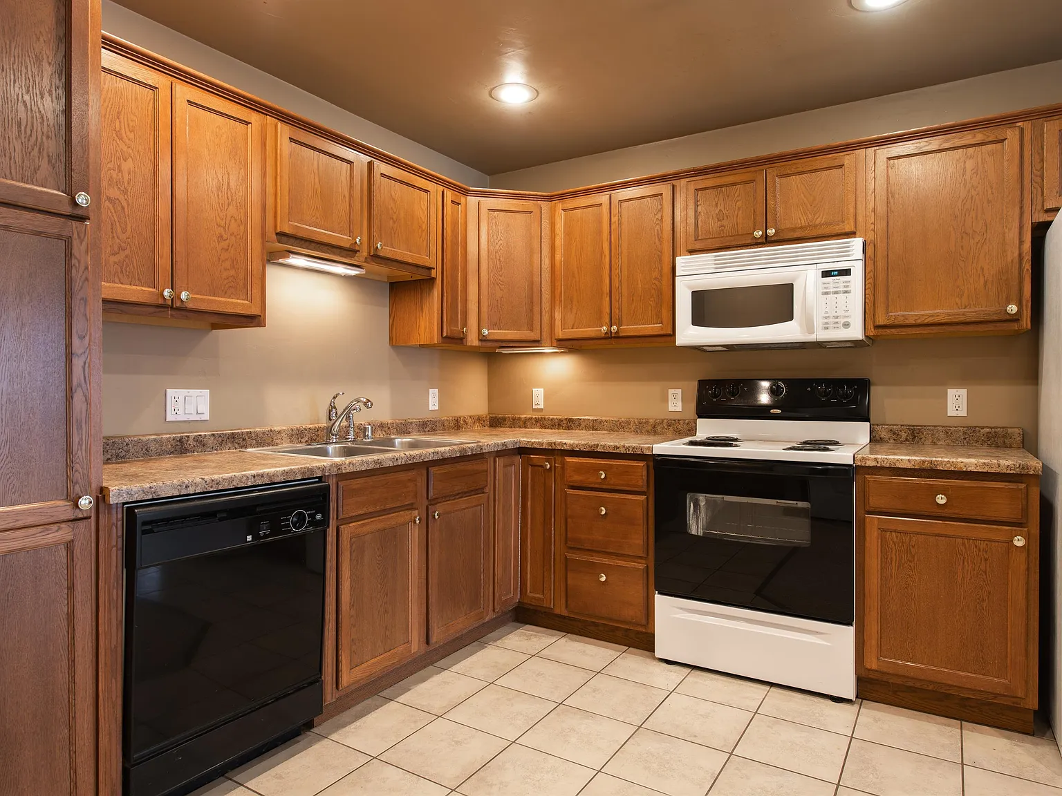 Golden Valley - 830 East Elm - 3J — Photo 2