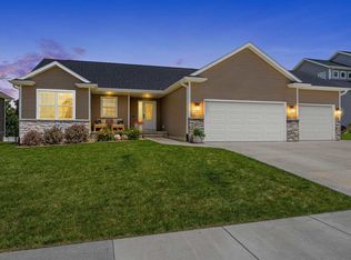 7202 Country Ridge Dr NW, Cedar Rapids, IA 52405