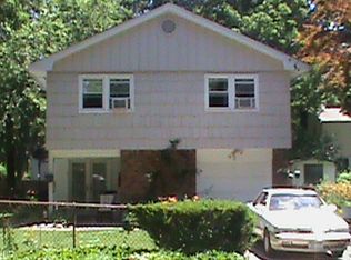 85 N 16th St, Wheatley Heights, NY 11798