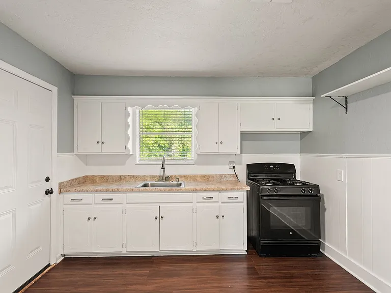 1029 Hoyt Ave — Photo 11