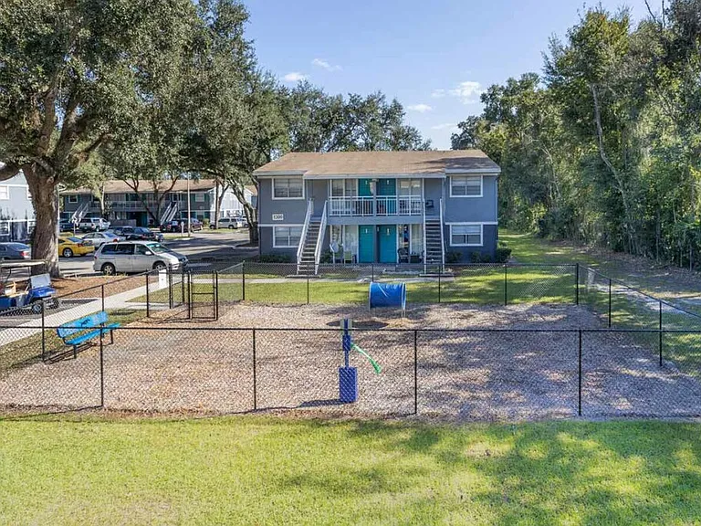 Lakewood Oaks Apartments — Photo 35