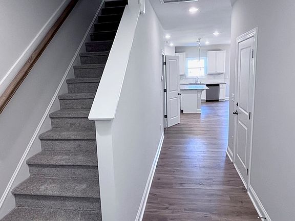 4th image of 521 Barrington Row Ave