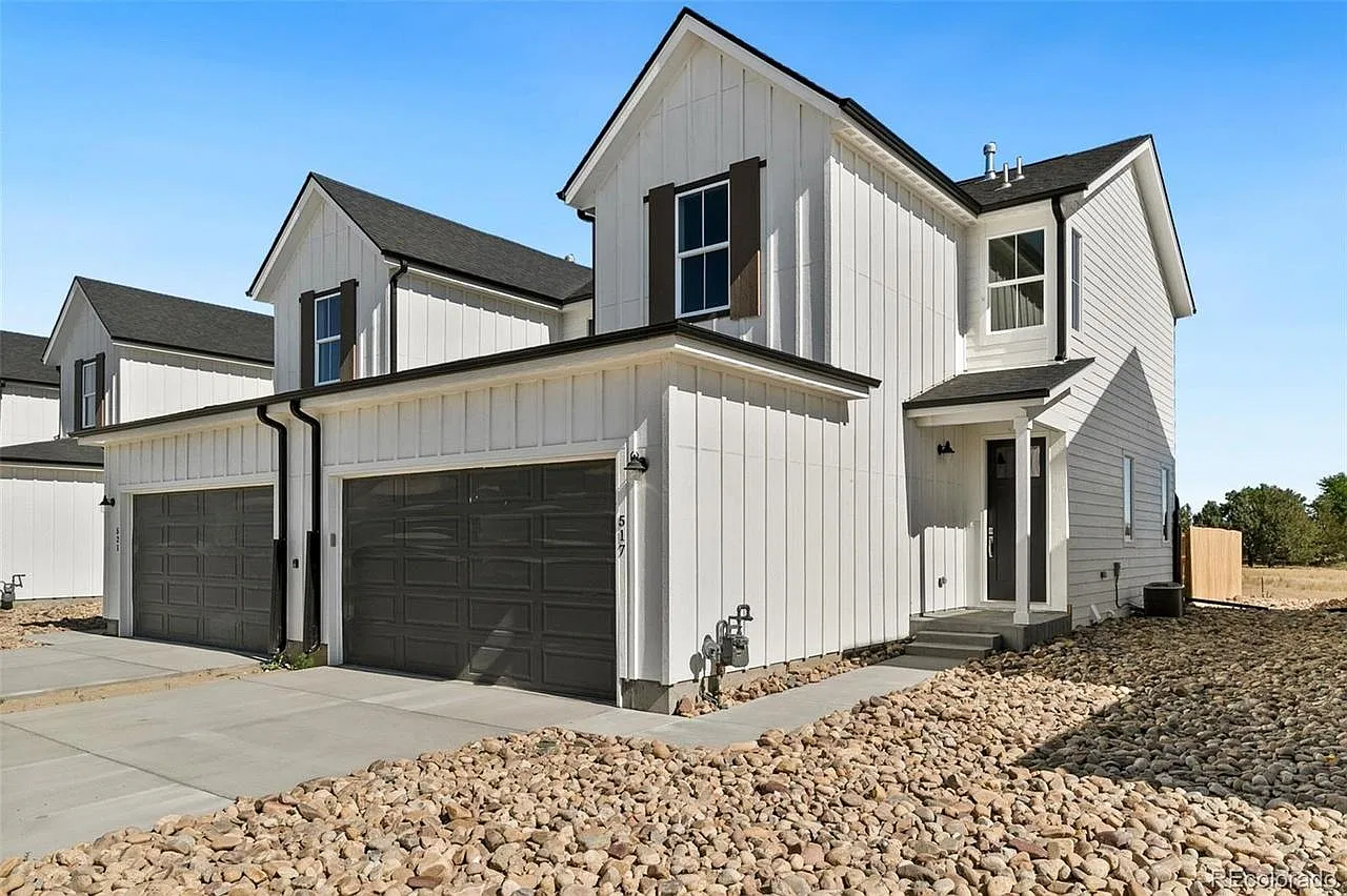 3 bed, 2.5 bath, 2118 sqft, $2,300 — Photo 1
