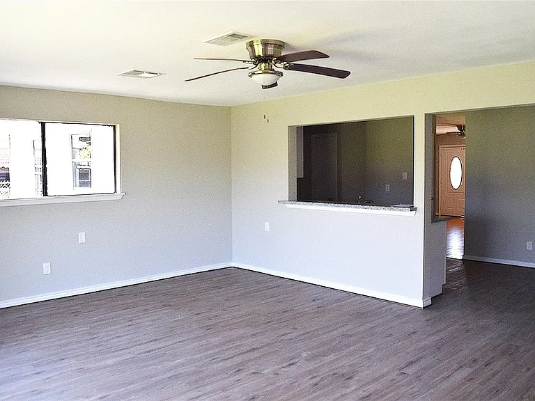 509 Avenue J — Photo 3