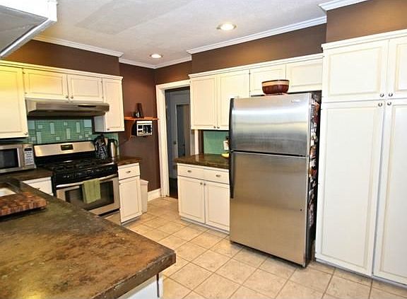4th image of 3835 Beechwood Ln