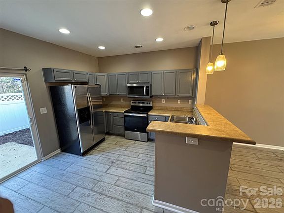 4th image of 422 Delta Dr