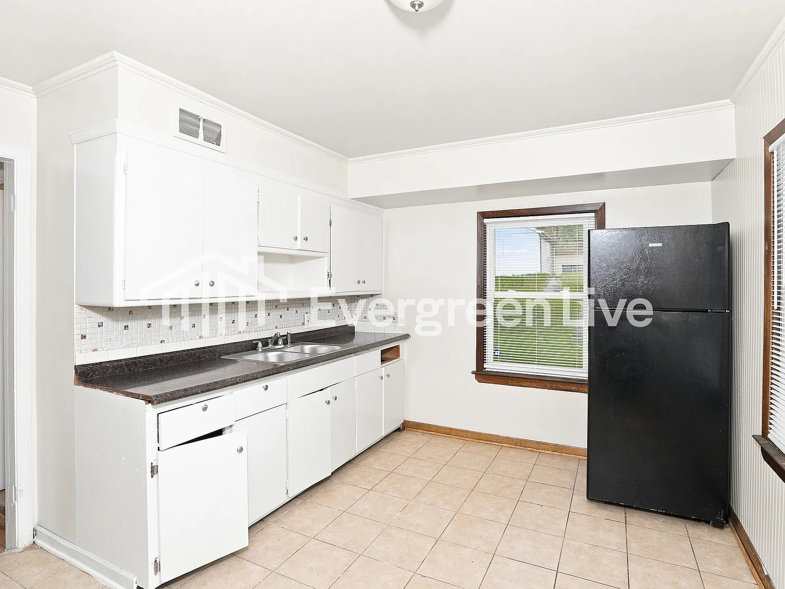 3 bed, 1.0 bath, 994 sqft, $1,545 — Photo 3