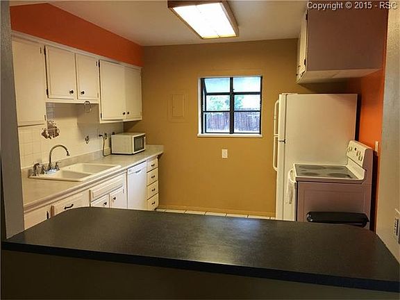 Kitchen with breakfast bar