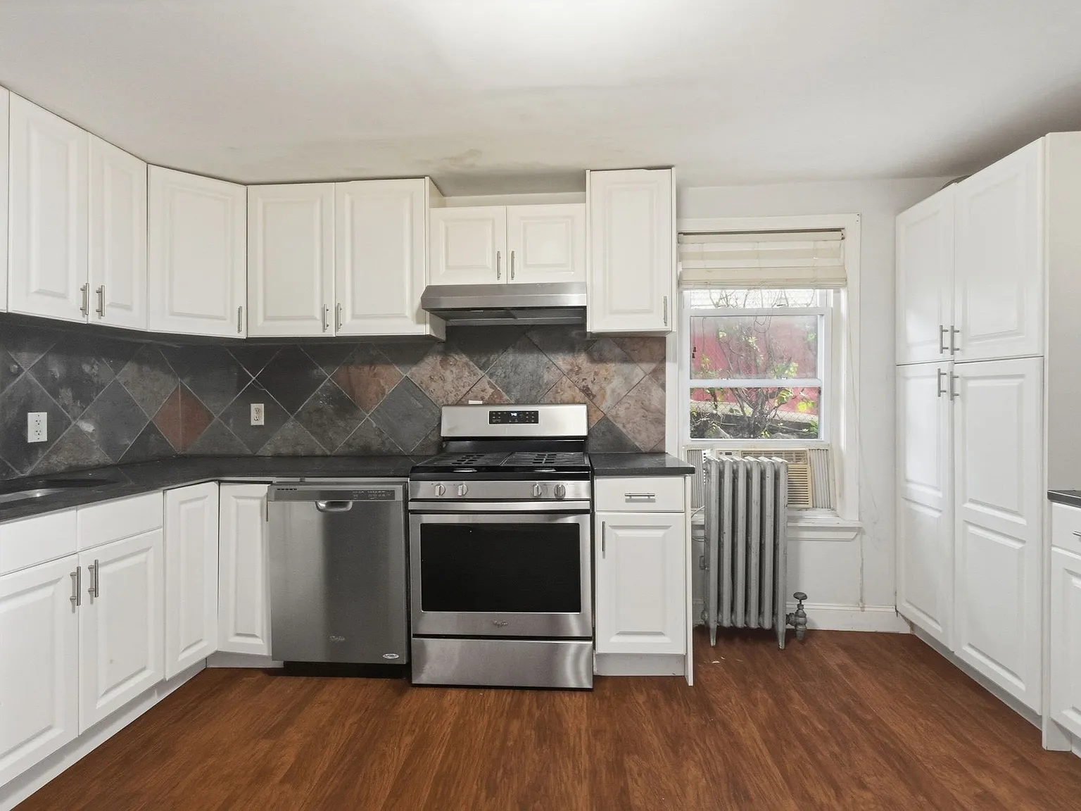3 bed, 1.0 bath, 1034 sqft, $2,500 — Photo 3