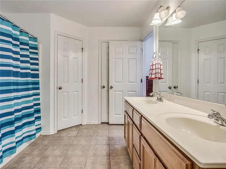 612 SW 38th Pl — Photo 3