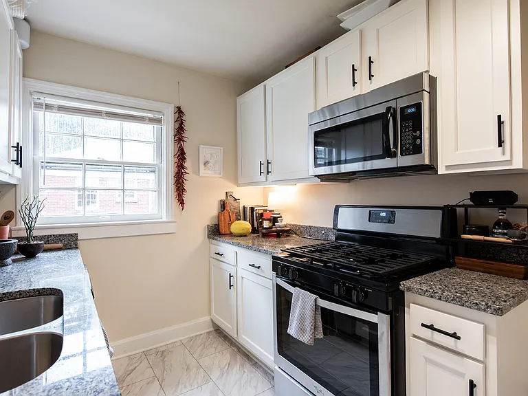 Berkshire Apartments — Photo 37