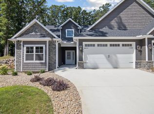 1136 Lochaven Cir, Hillsdale, MI 49242