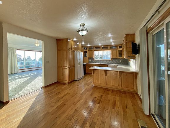 5th image of 97987 Court St