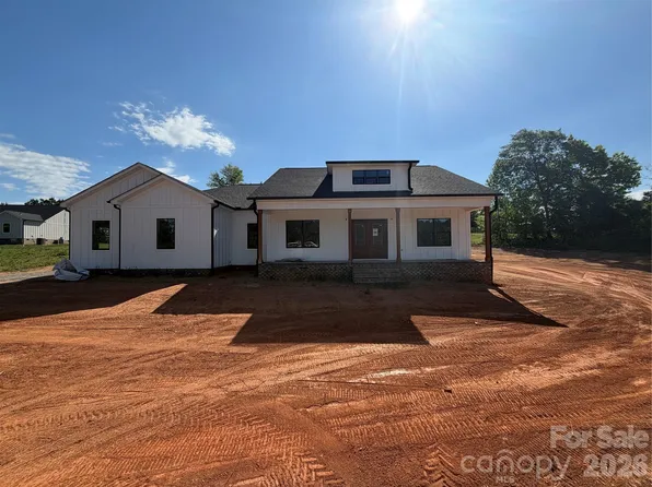 1265 Misty Ln, Hickory, NC 28601