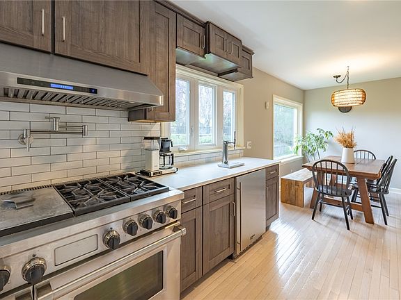 4th image of 75 Pickwick Dr