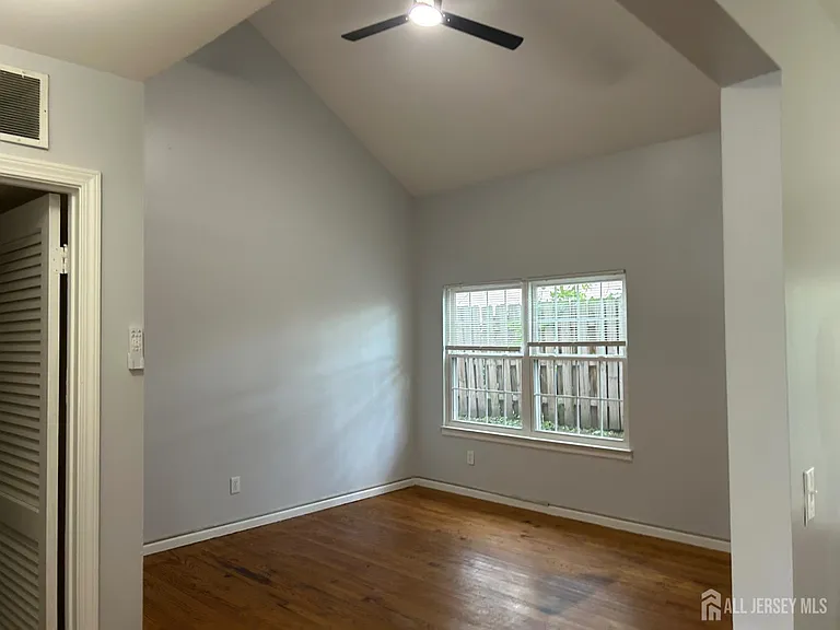 28 Renaissance Ln — Photo 6