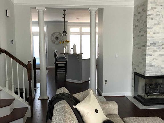 4th image of 947 Harrison Cres