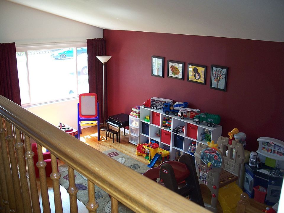 VAULTED LIVING ROOM