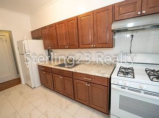 25-35 14th St #1R, Astoria, NY 11102