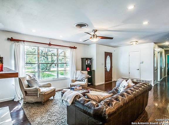 5th image of 107 Encino Blanco St