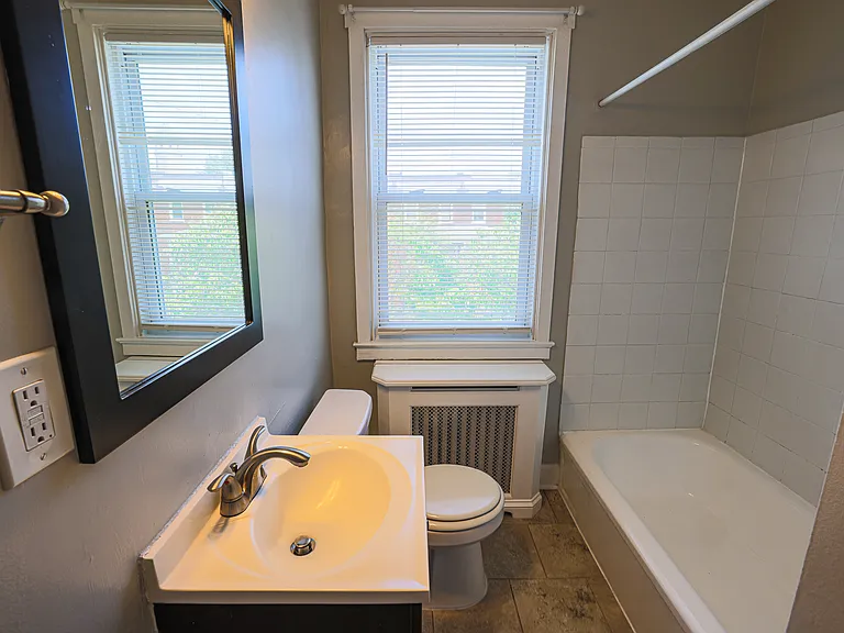 1011 W 42nd St — Photo 25
